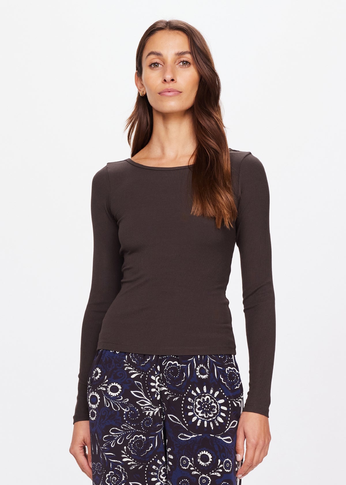 TYRA SCOOPBACK LONG SLEEVE TOP - LICORICE